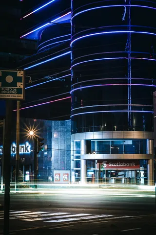 沥青路附近的黑色建筑