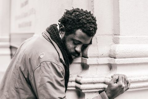 抱人混凝土柱灰度图