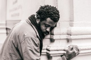 抱人混凝土柱灰度图