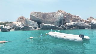 水面上的白色充气船