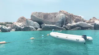 水面上的白色充气船