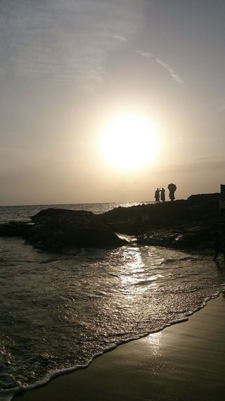 剪影，三个人，人，悬崖，身体，水，夜间，海滩