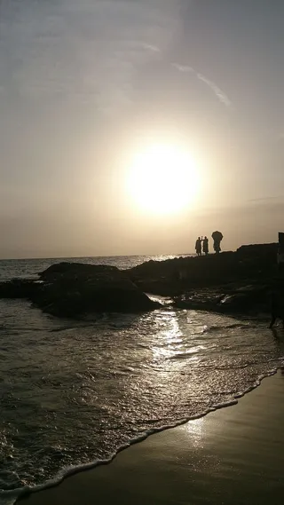 剪影，三个人，人，悬崖，身体，水，夜间，海滩