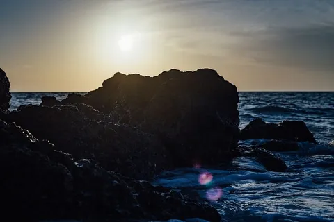 日落时海边的黑石 日落时海边的黑石