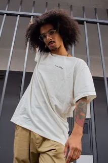 穿着白色T恤的男子站在栏杆上