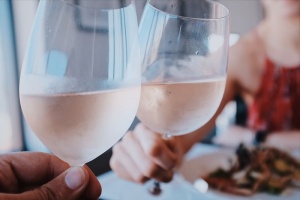 两人烤酒杯