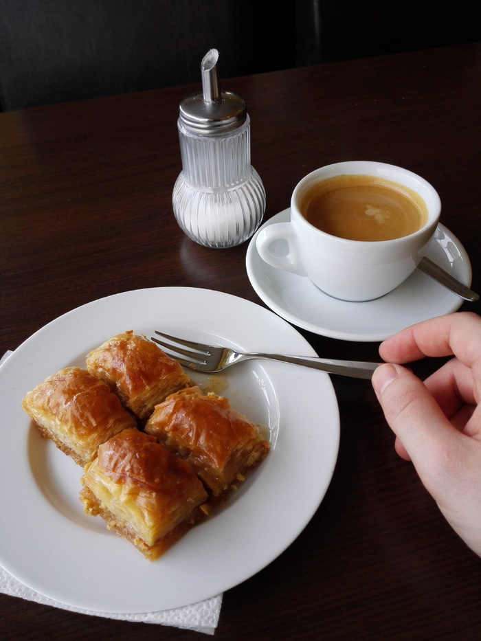 人，拿着，银叉，baklava，咖啡片，咖啡，蛋糕，甜的