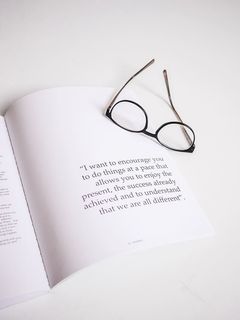 打开书本上的黑框眼镜