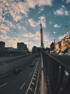 位于繁忙城市中心的塔楼