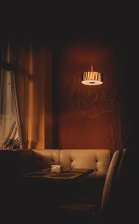 咖啡馆，灯，窗户，沙发，桌子，深色，阴影，阴影