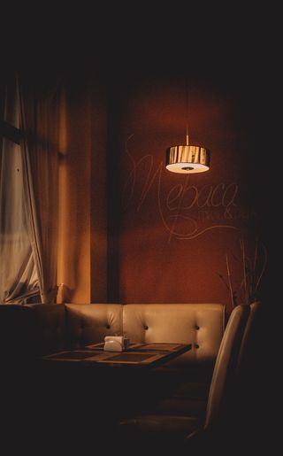 咖啡馆，灯，窗户，沙发，桌子，深色，阴影，阴影