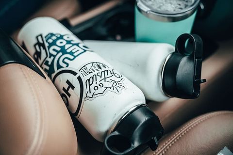 两个黑白运动瓶