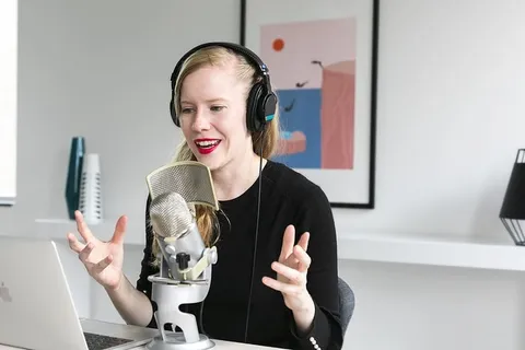 Mic Photo上录制播客的女性 Mic Photo上录制播客的女性