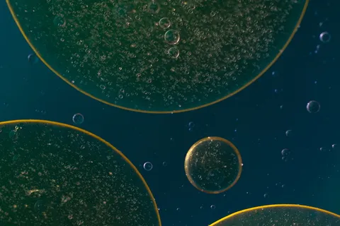 水中油, 油眼, 液体, 摘要, 质地, 宏观, 油, 关闭 水中油, 油眼, 液体, 摘要, 质地, 宏观, 油, 关闭