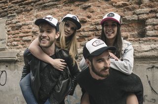 两名男子背着两名女子的照片