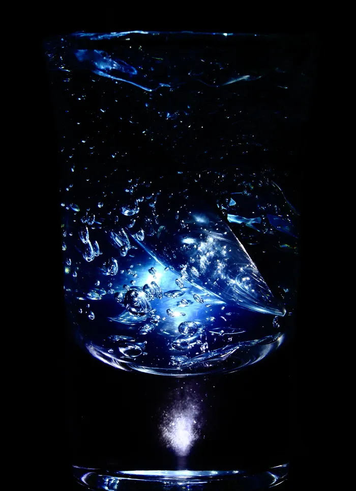 微距摄影，水滴，抽象，光线，人工制品，物体，蓝色，背景