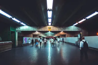 穿过地下通道的人