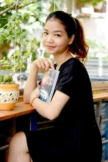 越南女孩,闪闪发光,一个人,微笑,抱着,休闲服,生活方式 越南女孩,闪闪发光,一个人,微笑,抱着,休闲服,生活方式