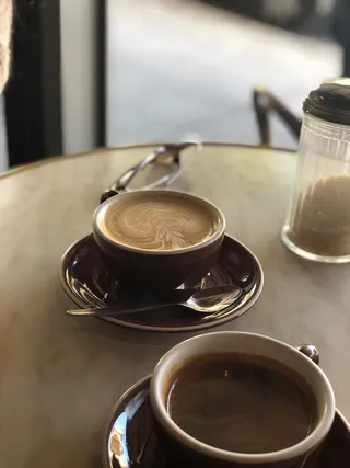 咖啡杯，杯子，拿铁，陶器，茶碟，饮料，饮料，咖啡