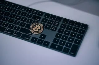 物理黄金加密货币比特币放在黑苹果键盘上