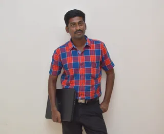 男子，手持，黑色，笔记本电脑，站立，白色，涂漆，墙壁