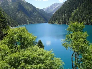 蓝色水体和绿色山脉的长曝光摄影