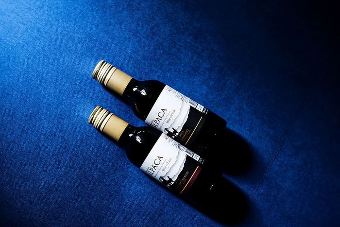 蓝色表面上有两个黑色玻璃瓶