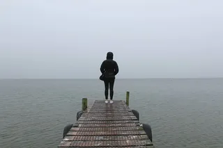 人，站着，码头，白天，女人，黑色，连帽衫，棕色