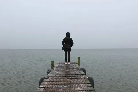 人,站着,码头,白天,女人,黑色,连帽衫,棕色 人,站着,码头,白天,女人,黑色,连帽衫,棕色