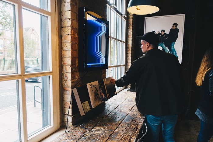 室内，咖啡馆，杂志，男人，男人，帽子，伦敦，咖啡