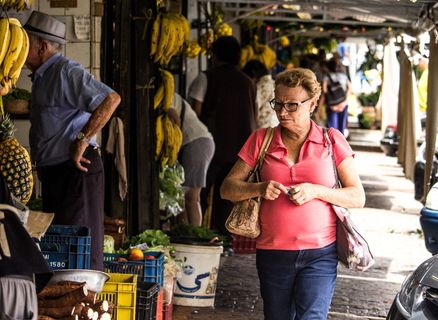 穿着粉色马球衫的女人