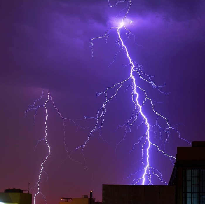 雷击建筑物照片
