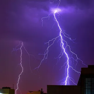 雷击建筑物照片 雷击建筑物照片