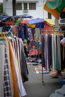 围着衣服坐着的女人 围着衣服坐着的女人