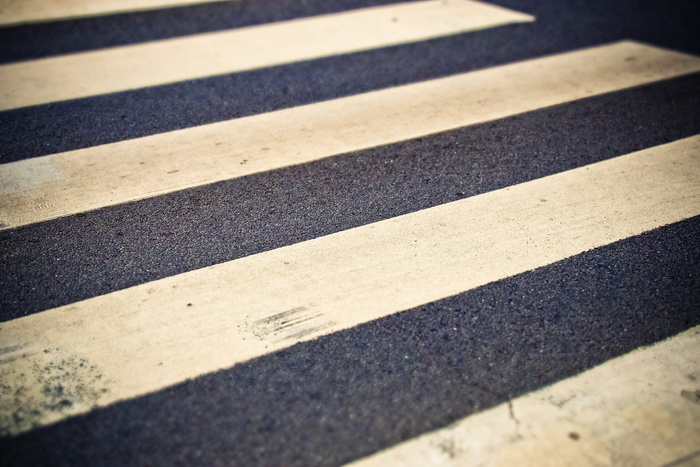 白色人行道、道路、斑马线、人行横道、道路标志、交通、行人、十字路口