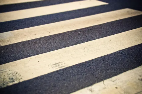 白色人行道、道路、斑马线、人行横道、道路标志、交通、行人、十字路口 白色人行道、道路、斑马线、人行横道、道路标志、交通、行人、十字路口