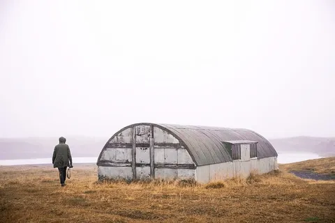 一个被遗弃的魁北克人和一个穿着连帽夹克的徒步旅行者