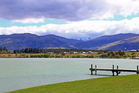 新西兰，码头，码头，小山，房屋，雪山，黄褐色小山，木材