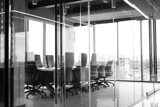 公司房间的灰度摄影