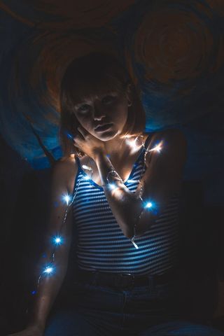 被蓝色细线灯覆盖的女人的微光摄影