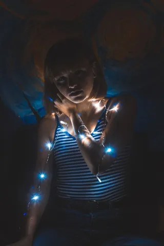 被蓝色细线灯覆盖的女人的微光摄影