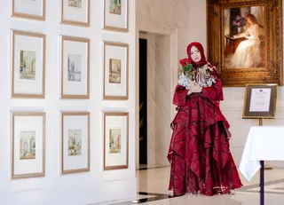 站在画作旁的女人