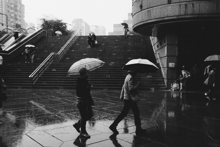 灰色，比例摄影，人，雨伞，雨，雨伞，潮湿，城市