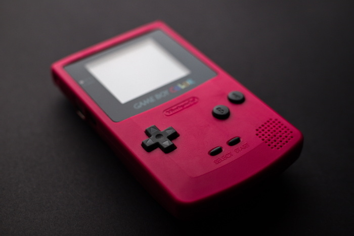 红色 Game Boy 控制台的特写照片