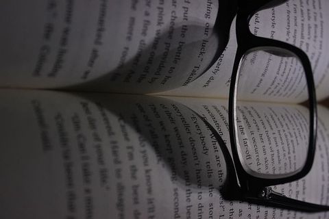 眼镜、爱情、书籍、出版物、纸张、无人、静物、室内