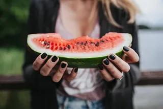 金发女人在木码头吃健康零食