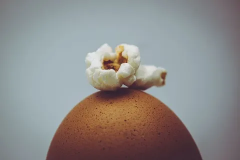 熟爆米花、摄影棚拍摄、食物和饮料、食物、特写、室内、新鲜、健康饮食