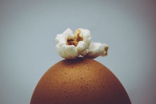 熟爆米花、摄影棚拍摄、食物和饮料、食物、特写、室内、新鲜、健康饮食