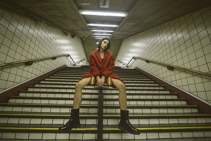 坐在扶手上双手放在前面的女人