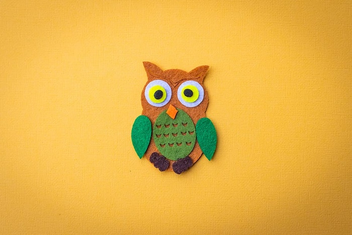 棕绿色猫头鹰斑